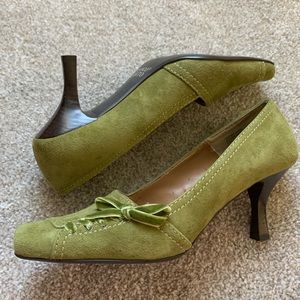 Franco Sarto Olive Green Suede pump Stacked wood heel velvet bow detailing 6.5